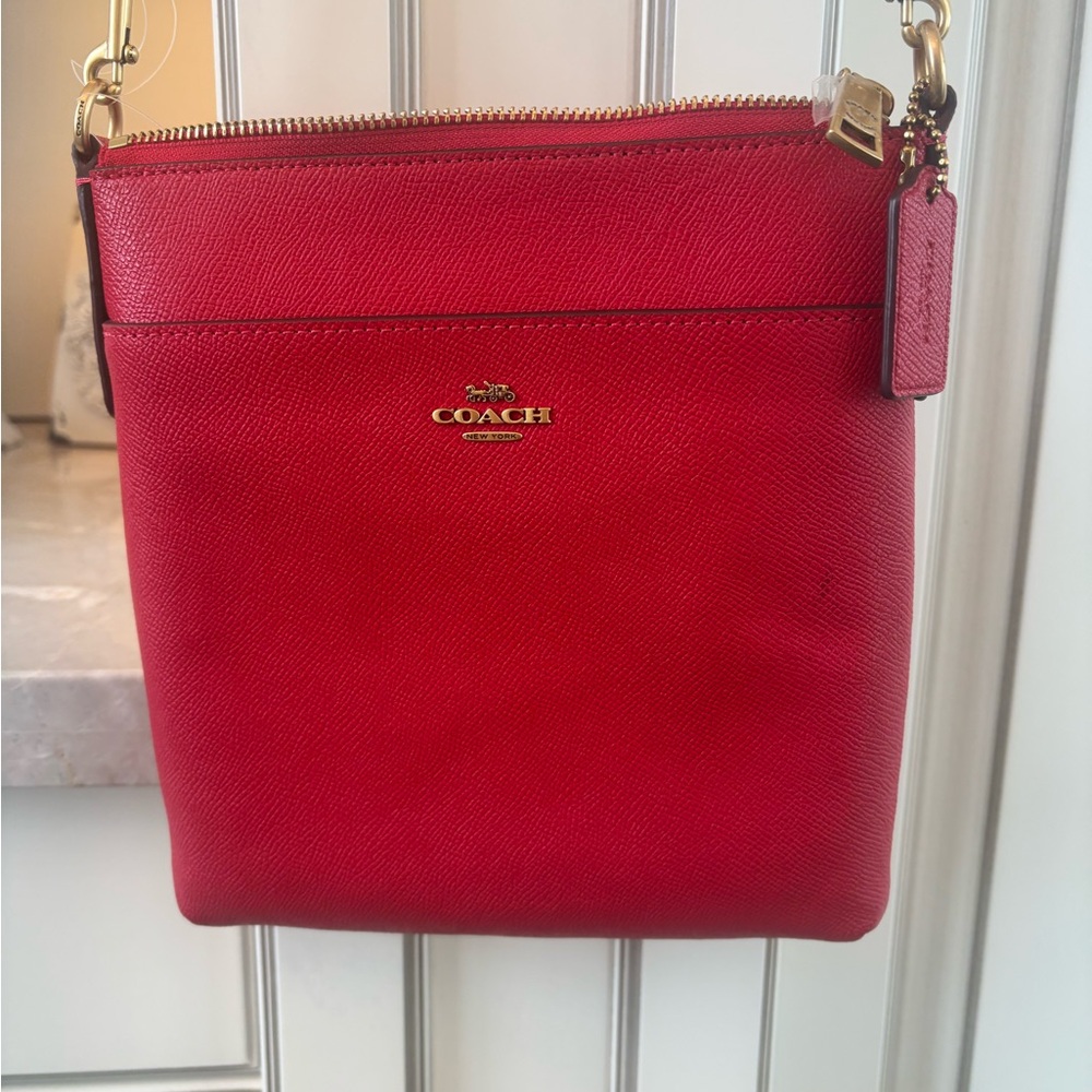 Coach | BNWT Kitt Cross Grain Leather Candy Apple Bag